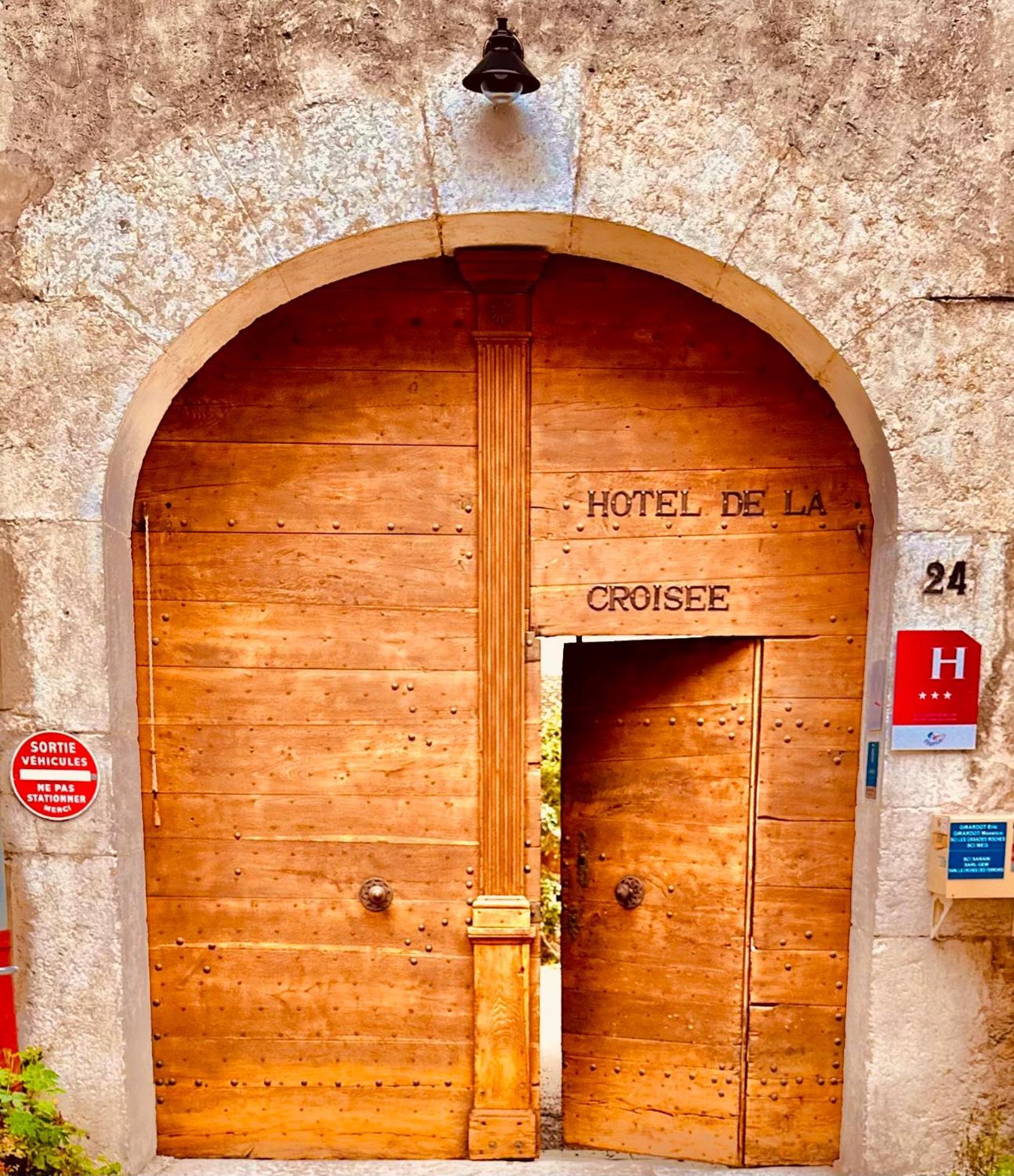 Hotel De La Croisee Poncin Exterior photo